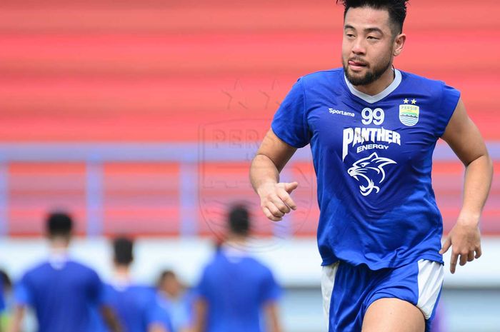 Kunihiro Yamashita Terlihat Mengenakan Seragam Persib Bandung dalam Sesi Latihan di Sport Jabar, Arcamanik, Kota Bandung pada Kamis (31/1/2019).