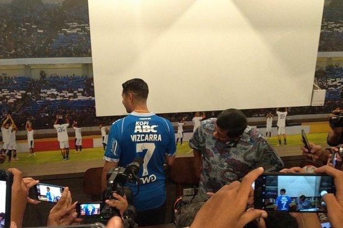 Kuswara S Taryono melihat nomor punggung 7 yang dikenakan Esteban Vizcarra. 