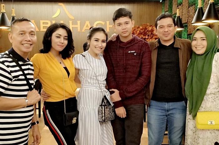 Sama Sama Merintis Karier Dari Bawah Sahabat Ayu Ting Ting Ini Tak Lagi Muncul Di Layar Sinetron Gara Gara Alami Nasib Tragis Ini Dikuburkan Bareng Jabang Bayinya Semua Halaman Fotokita