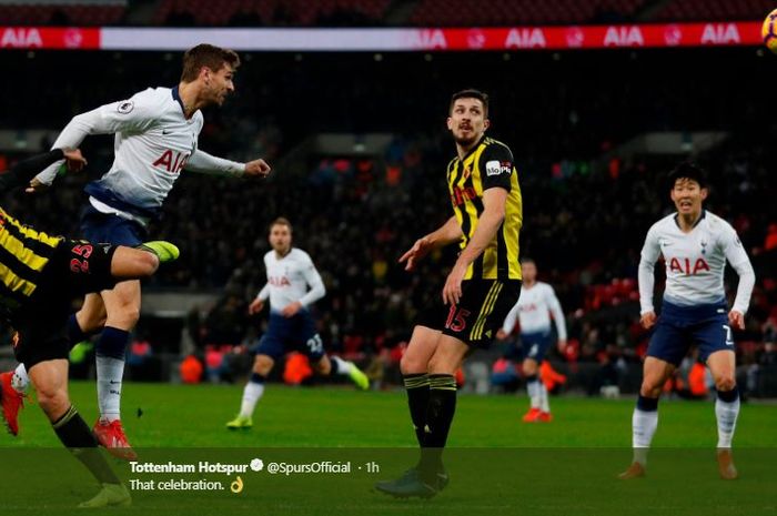 Penyerang Tottenham Hotspur, Fernando Llorente, menyundul bola dalam laga pekan ke-24 Liga Inggris versus Watford di Stadion Wembley, 30 Januari 2019