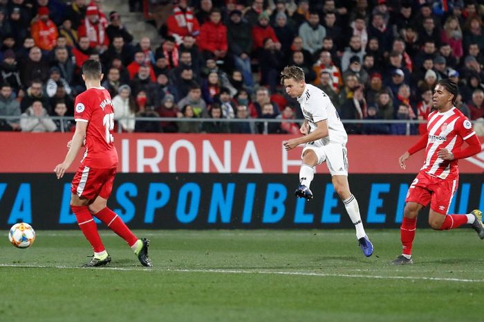 Gelandang Real Madrid, Marcos Llorente, menendang bola dalam laga leg kedua perempat final Copa del Rey melawan Girona di Stadion Municipal de Montilivi, 31 Januari 2019