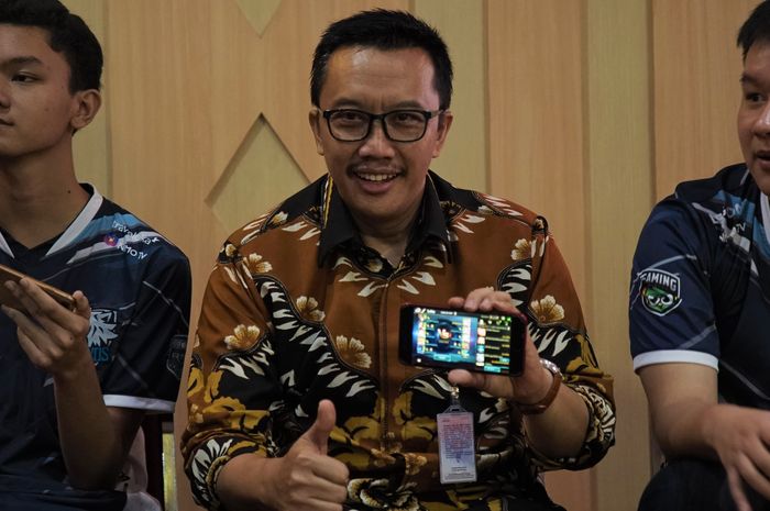 Menteri Pemuda dan Olahraga Indonesia, Imam Nahrawi, mabar AOV.