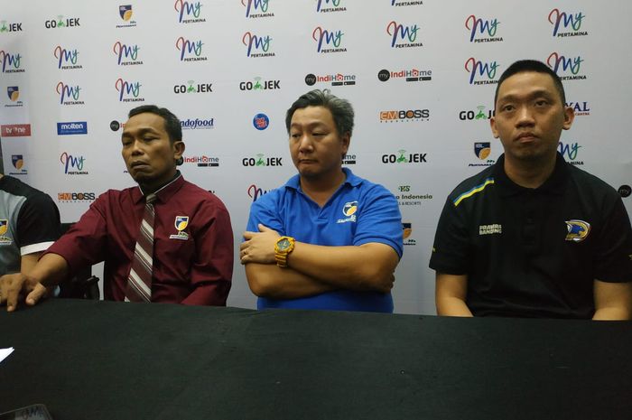 Direktur IBL Hasan Gozali (tengah) menghadiri konferensi pers terkait penundaan dua laga terakhir pada hari pertama seri ke-6 IBL Pertamax 2018-2019 di GOR Pacific, Surabaya, Jawa Timur, Jumat (1/2/2019).