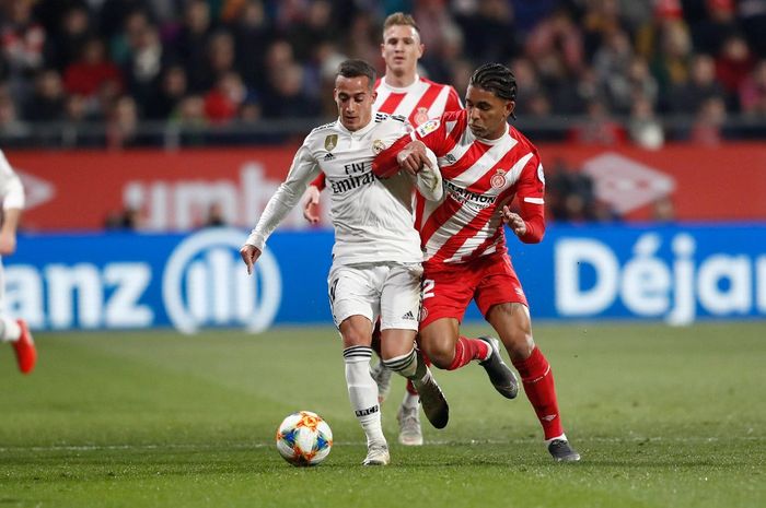 Penyerang Real Madrid, Lucas Vazquez, menghadapi perlawanan pemain Girona dalam laga leg kedua perempat final Copa del Rey di Stadion Municipal de Montilivi, 31 Januari 2019