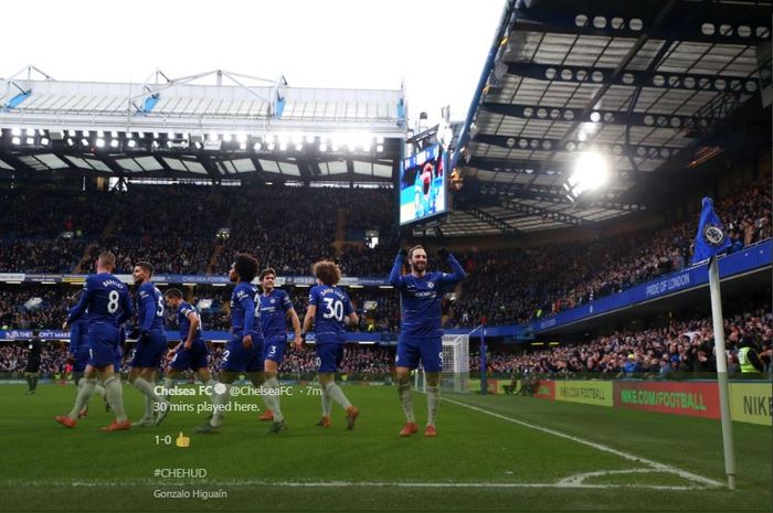 Para pemain Chelsea merayakan gol yang dicetak Gonzalo Higuain dalam laga pekan ke-25 Liga Inggris melawan Huddersfield Town di Stadion Stamford Bridge, 2 Februari 2019.