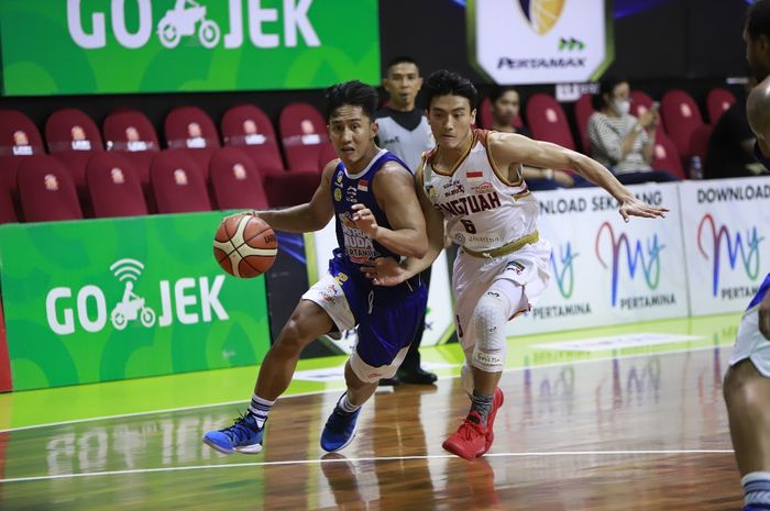 Guard Satria Muda Pertamina Jakarta, Hardianus Lakudu, berusaha melewati penjagaan pemain HangTuah pada laga Seri VI IBL Pertamax 2018-2019 di GOR Pacific, Surabaya, Jawa Timur, Sabtu (2/2/2019).