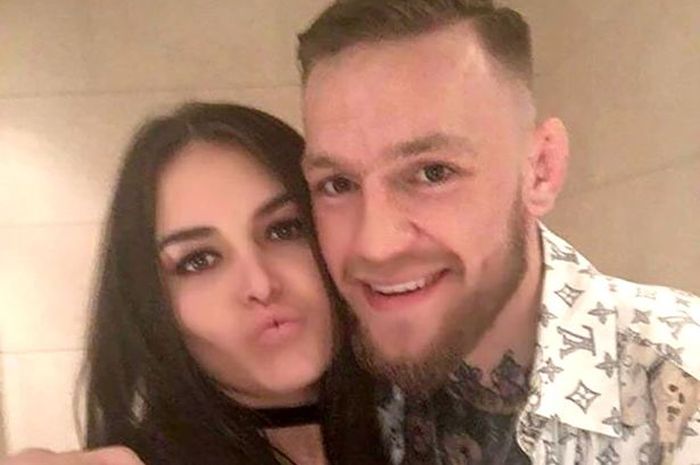 Foto pertemuan lain dengan Conor McGregor yang dijadikan bukti oleh Terri Murray.