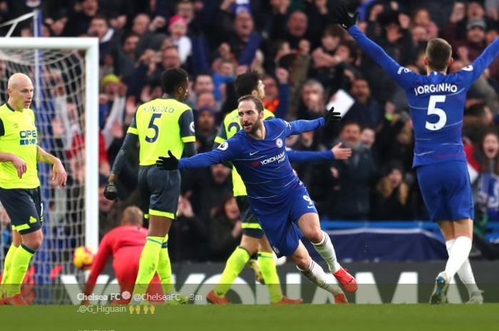 Penyerang Chelsea, Gonzalo Higuain, merayakan gol keduanya dalam laga pekan ke-25 Liga Inggris versus Huddersfield Town di Stadion Stamford Bridge, 2 Februari 2019.