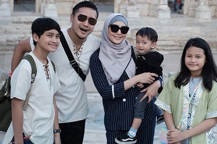 Hunian Mewahnya Ikutan Berhijrah, Arie Untung dan Fenita Arie Siap Tinggalkan Rumah - Semua Halaman - iDEA