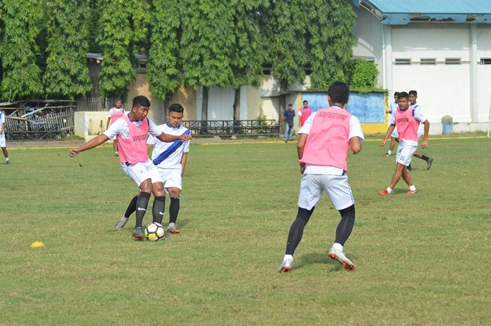 PSIS Semarang saat berlatih di Lapangan Terang Bangsa.
