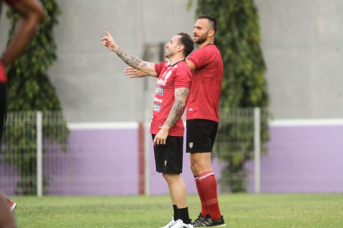 Dua Pemain Bali United, Paulo Segio dan Ilija Spasojevic, dalam Sesi Latihan di Lapangan Banteng, Seminyak, Bali pada Minggu (3/2/2019).