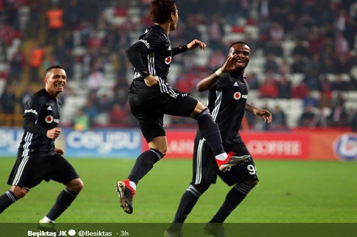 Pemain anyar Besiktas, Shinji Kagawa, merayakan gol yang dicetaknya dalam pertandingan melawan Antalyaspor pada pekan ke-20 Liga Turki 2018-2019 di Stadion Antalya Arena, Minggu (3/2/2019).
