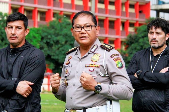 Angel Alfredo Vera (kiri) bersama Manajer Bhayangkara FC, Sumardji (tengah), memantau sesi latihan Bhayangkara FC di Stadion PTIK, Jakarta Selatan, pada Senin (4/2/2019).