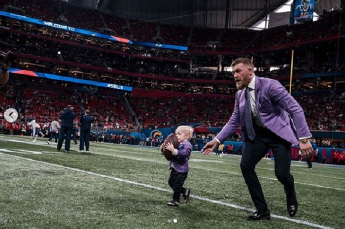 Conor McGregor bersama sang putra saat menghadiri final Super Bowl 2019 di Mercedez-Benz Arena, Atlanta.
