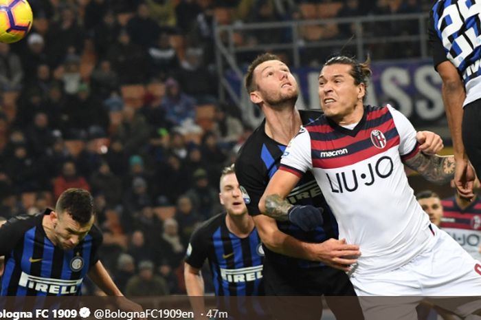 Striker Bologna,  Federico Santander (putih), menyundul bola saat melawan Inter Milan pada laga pekan ke-22 Liga Italia 2018-2019 di Stadion Giuseppe Meazza, Senin (4/2/2019).