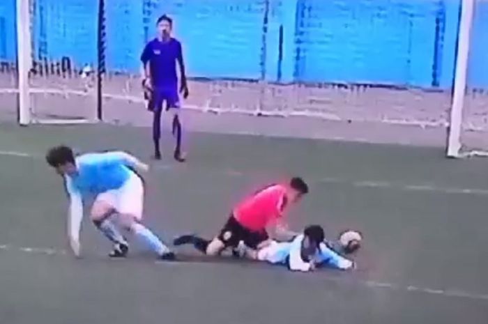 Seorang pemain mencekik lawannya saat laga berlangsung. Aksi ini terjadi di kompetisi tingkat remaja Spanyol.