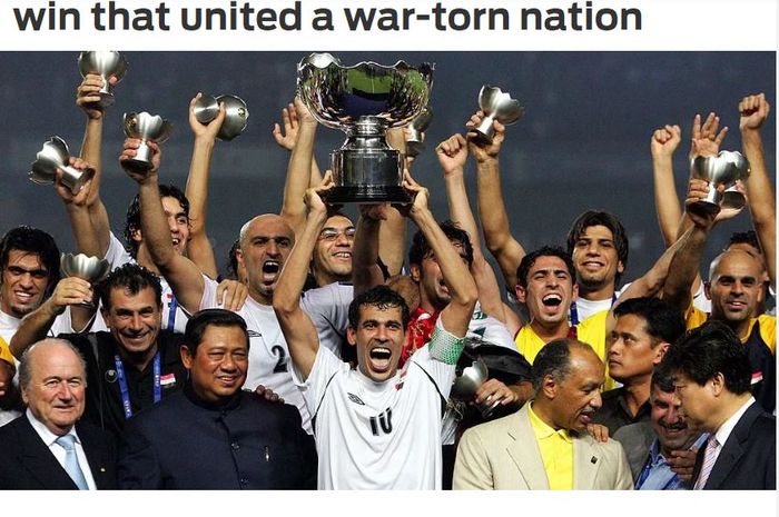 Striker Irak, Younis Mahmoud, mengangkat trofi Piala Asia 2007.