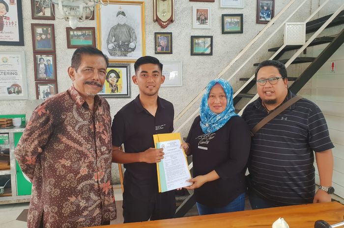 Winger anyar PSS Sleman, Arsyad Yusgiantoro (dua dari kiri) dan Manajer PSS, Retno Sukmawati (dua dari kanan) setelah menandatangi kontrak baru di Yogyakarta pada 4 Februari 2019. 
