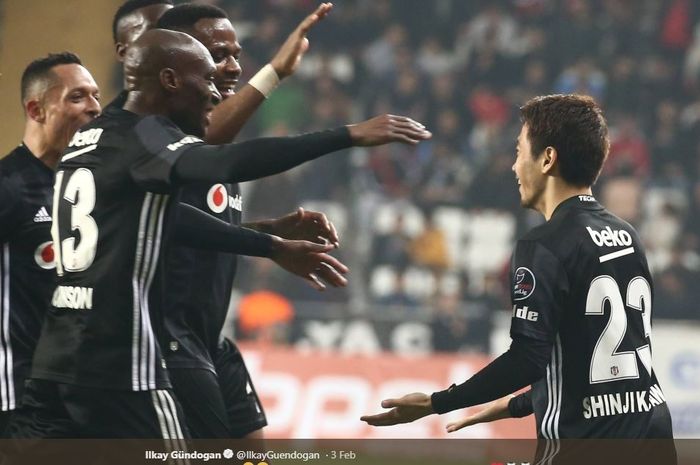 Gelandang serang asal Jepang, Shinji Kagawa (kanan), merayakan gol bersama rekan barunya di Besiktas pada laga melawan Antalyaspor, Minggu (3/2/2019), di Stadion Antalya, Antalya.