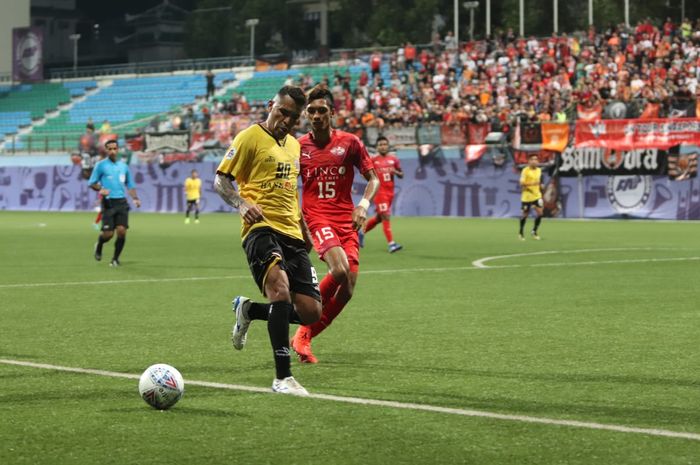 Pergerakan striker Persija Jakarta, Alberto Goncalves alias Beto dijaga oleh pemain Home United, Mohammad Faizal dalam laga di Stadion Jalan Besar, Kallang, Singapura, Selasa (5/2/2019).