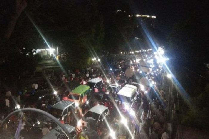 Bobotoh melakukan unjuk rasa di jalan-jalan di Kota Bandung.