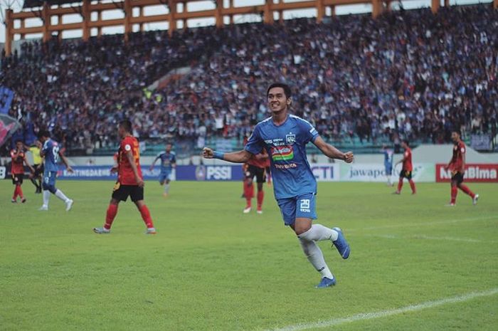 Septian David Maulana melakukan selebrasi setelah mencetak gol pertama pada laga debut bersama PSIS Semarang di Piala Indonesia 2018.