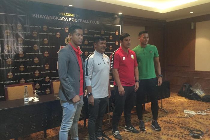 Pelatih timnas U-22 Indonesia, Indra Sjafri (dua dari kiri) setelah jumpa pers di Hotel Sultan, Jakarta, Selasa (5/2/2019).
