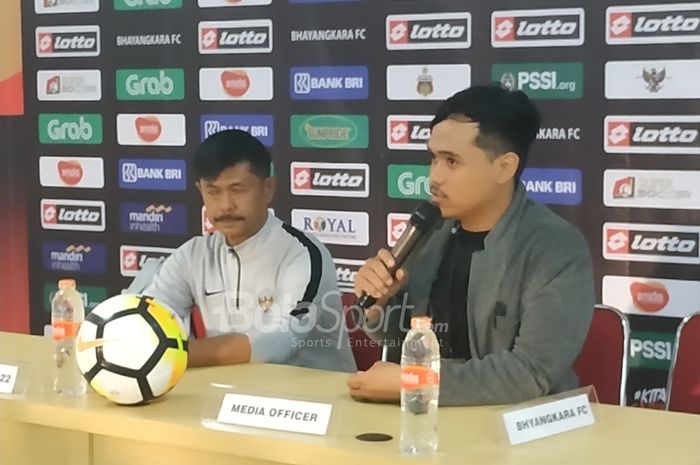 Pelatih timnas U-22 Indonesia, Indra Sjafri pasca uji coba dengan Bhayangkara FC, Rabu (6/2/2019).