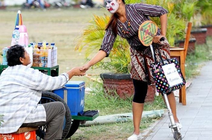 Inem Jogja saat sedang membantu pedagang kecil