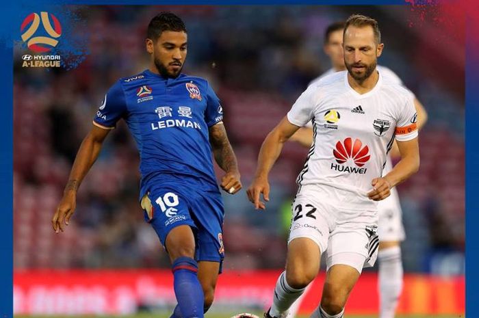 Gelandang serang Newcastle Jets, Ronald Vargas (10) saat dikawal ketat bek sekaligus kapten Wellington Phoenix, Andrew Durante pada laga terbaru Liga Australia di Stadion McDonald Jones, 7 Februari 2019. 