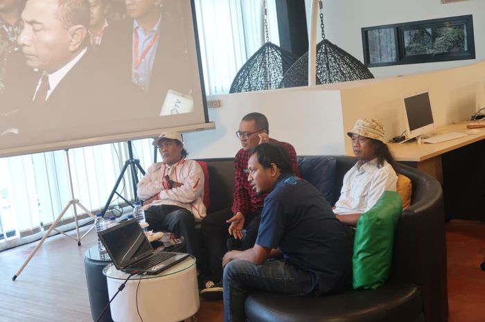 Suprapto Koting (kiri) dalam acara diskusi  soal PSSI di kantor Tribunnews, Kamis (7/2/2019).