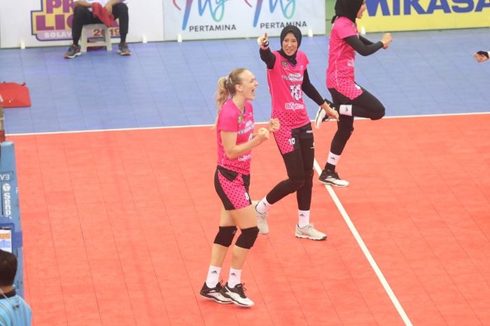 Tim putri Jakarta Pertamina Energi meluapkan kegembiraan setelah mencetak poin pada laga perdana final four Proliga 2019 di GOR Joyoboyo, Kediri, Jumat (8/2/2019).