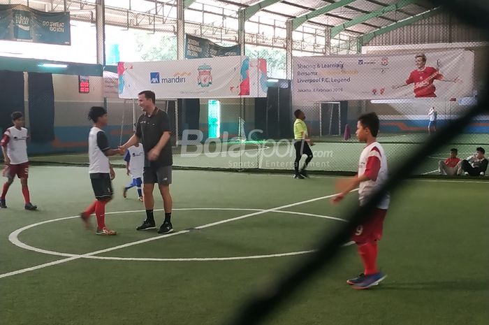 Vladmir Smicer memberikan coaching clinic kepada anak-anak di Laoangan Grand Futsal Kuningan, Jakarta Selatan, Jumat (8/2/2019).