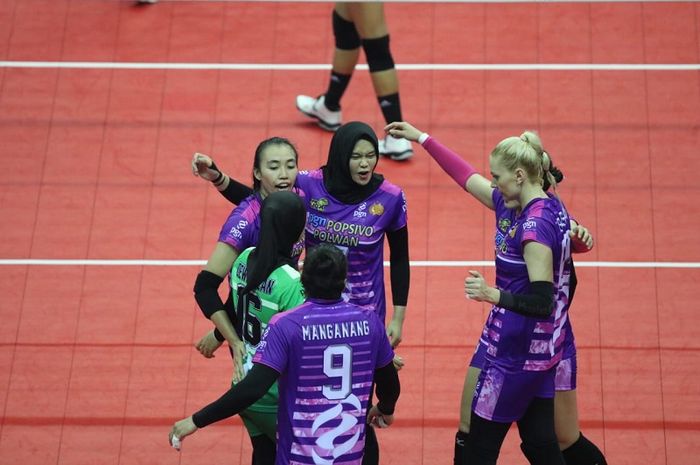 Tim bola voli putri Jakarta PGN Popsivo Polwan bereaksi setelah mencetak poin pada laga melawan Bandung Bank BJB di final four Proliga 2019 seri pertama di GOR Joyoboyo, Kediri, Jumat (8/2/219).