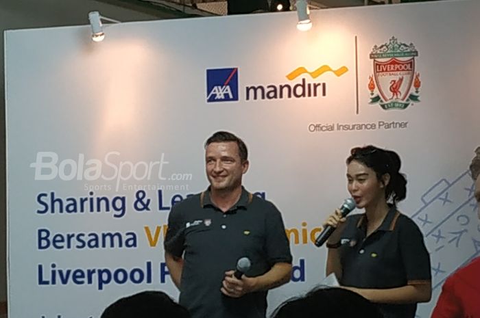 Legenda Liverpool, Vladimir Smicer dalam jumpa fans dan pers di Grand Futsal Kuningan, Jakarta Selatan, Jumat (8/2/2019).