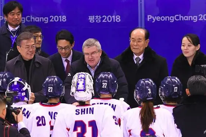 Presiden Korea Selatan Moon Jae-in (kiri), Presiden IOC Thomas Bach (tengah), dan Ketua Presidium Korea Utara Kim Yong-nam (kanan) di Olimpiade Musim Dingin 2018.