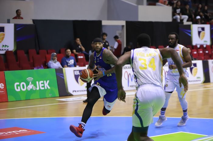 Point guard Satria Muda Pertamina Jakarta, Jamarr Andre Johnson, bersiap melepaskan lay-up pada laga melawan Bogor Siliwangi di GOR Bima Sakti Malang, Jawa Timur, Jumat (8/2/2019).