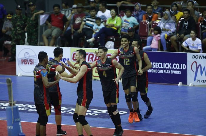 Tim bola voli putra Palembang Bank SumselBabel bersiap menjalani pertandingan Final Four Proliga 2019 melawan Surabaya Bhayangkara Samator di GOR Joyoboyo, Kediri, Sabtu (9/2/2019).