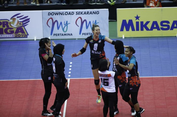 Tim bola voli putri Jakarta BNI 46 bereaksi ketika menjalani laga melawan Bandung Bank BJB Pakuan pada Final Four Proliga 2019 di GOR Joyoboyo, Kediri, Sabtu (9/2/2019).