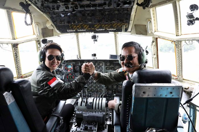 Mantan pebulu tangkis ganda campuran Indonesia, Liliyana Natsir (kiri) berada di kabin pesawat Hercules C-130, Sabtu (9/2/2019).