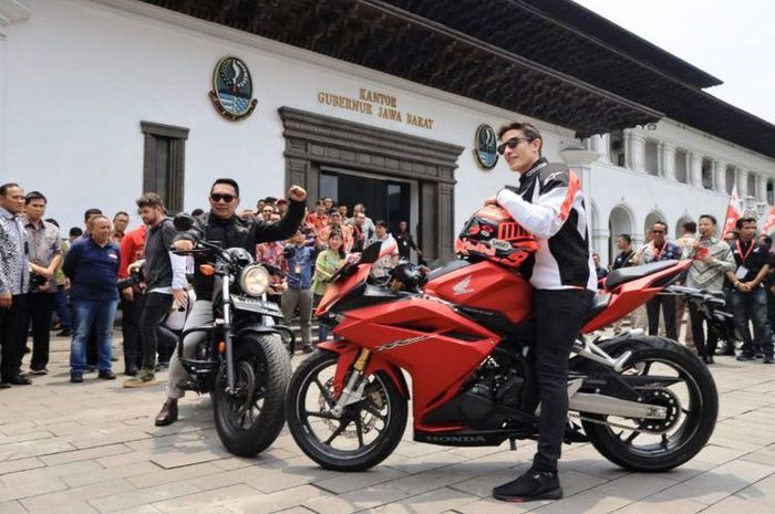 Gubernur Jawa Barat Ridwan Kamil saat berfoto bersama pebalap Moto GP Marc Marquez di Gedung Sate, Jalan Diponegoro, Sabtu (9/2/2019).