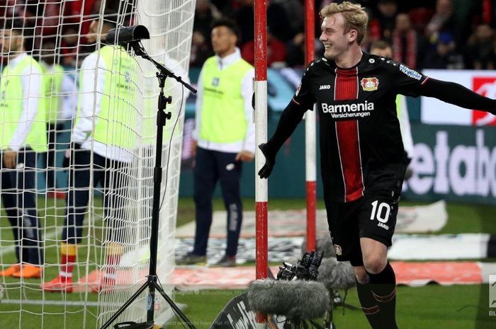 Julian Brandt meraykan golnya untuk Bayer Leverkusen.