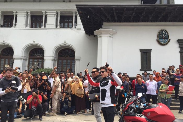 Marc Marquez menunjukkan kujang, senjata khas provinsi Jawa Barat, yang diberikan Gubernur Ridwan Kamil di Gedung Sate, Bandung, Jawa Barat, Sabtu (9/2/2019).