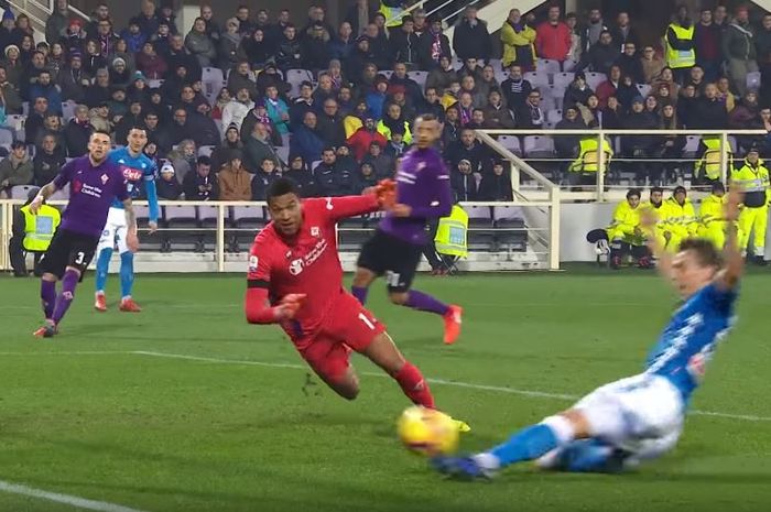 Kiper Fiorentina, Alban Lafont, berusaha menghalau bola yang disambar striker Napoli, Arkadiusz Milik, saat kedua tim bertemu di laga Liga Italia Serie A pekan ke-23 pada Minggu (10/2/2019) di Stadion Artemio Franchi.
