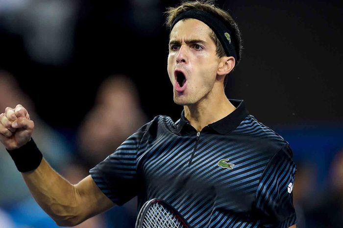 Pierre-Hugues Herbert, petenis asal Prancis, kalahkan Tomas Berdych di laga semi final Open Sud de France 2019.