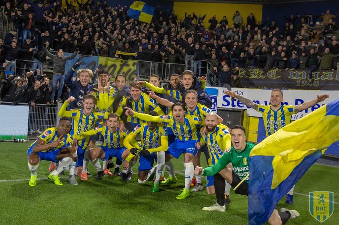 Para pemain RKC Waalwijk merayakan kemenangan mereka pada laga Eerste Divisie. 