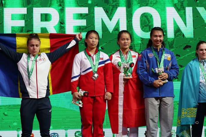 Rattanawan Wamalu (kedua dari kanan), atlet angkat besi Thailand saat berfoto setelah menerima medali perunggu Kejuaraan Dunia 2018 di Turkmenistan (5/11/2018).