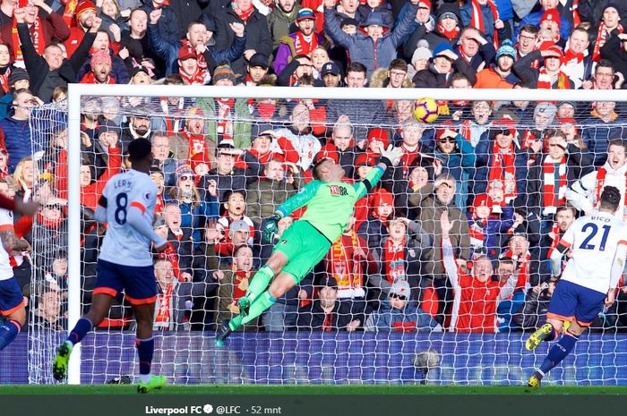 Liverpool menjebol Bournemouth lewat tendangan cungkil Georginio Wijnaldum dalam laga Liga Inggris di Stadion Anfield, Sabtu (9/2/2019).