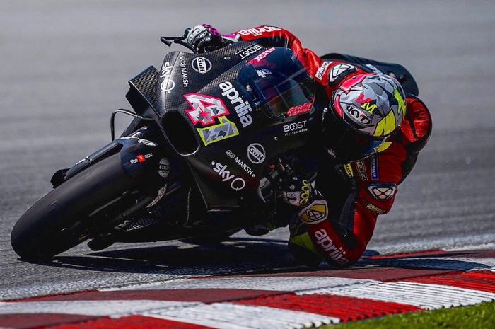 Pembalap tim Aprilia, Aleix Espargaro saat tes pramusim di Sepang