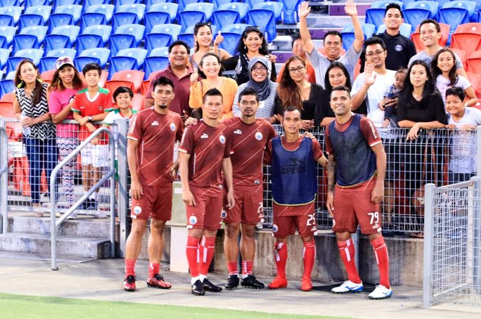 Skuat Persija Jakarta temui WNI yang saksikan official training Persija Jakarta di Stadion McDonald Jones, Newcastle, Australia, Senin (11/2/2019).